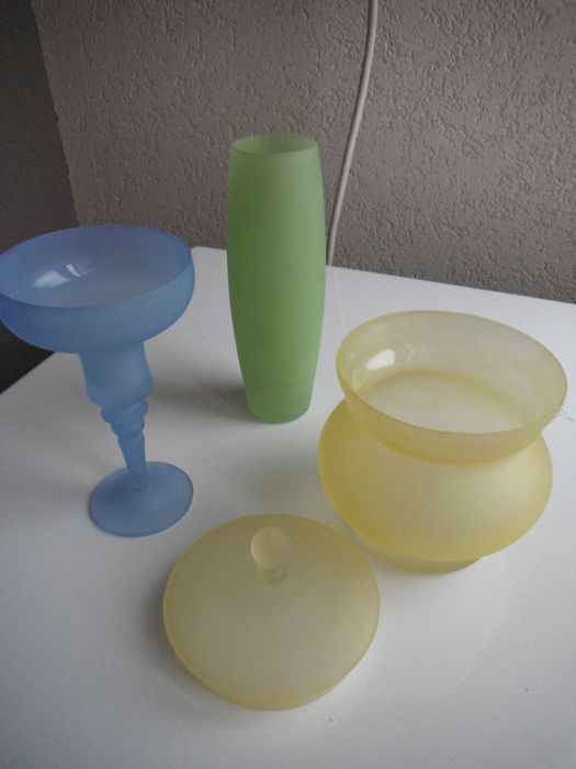 Съдове от цветно матирано стъкло