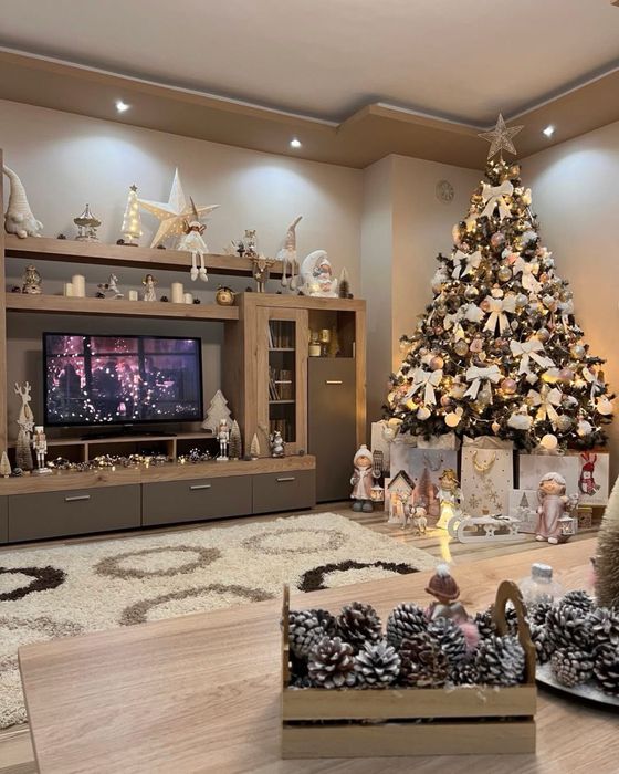 Коледна елха с шишарки