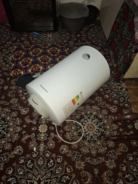 Ariston 80 lt 1 yil ishlatgan xolati yangi day turupti 1800