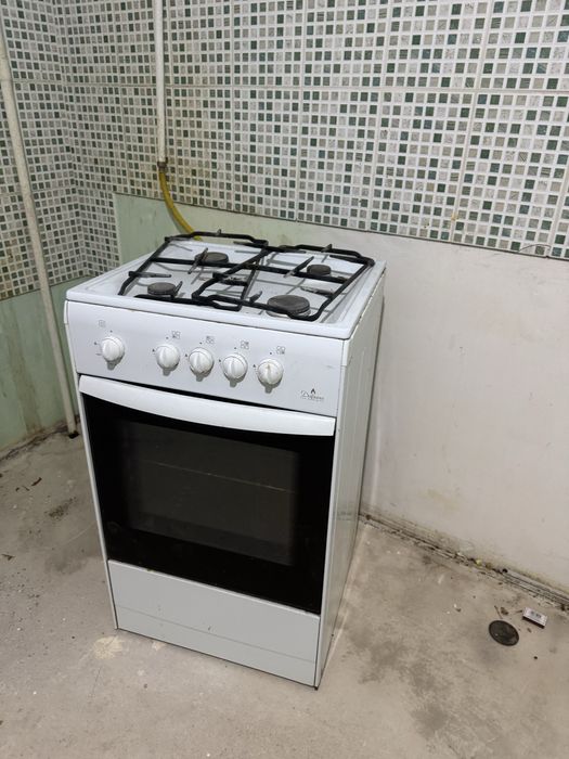 Продам газ плиту бу