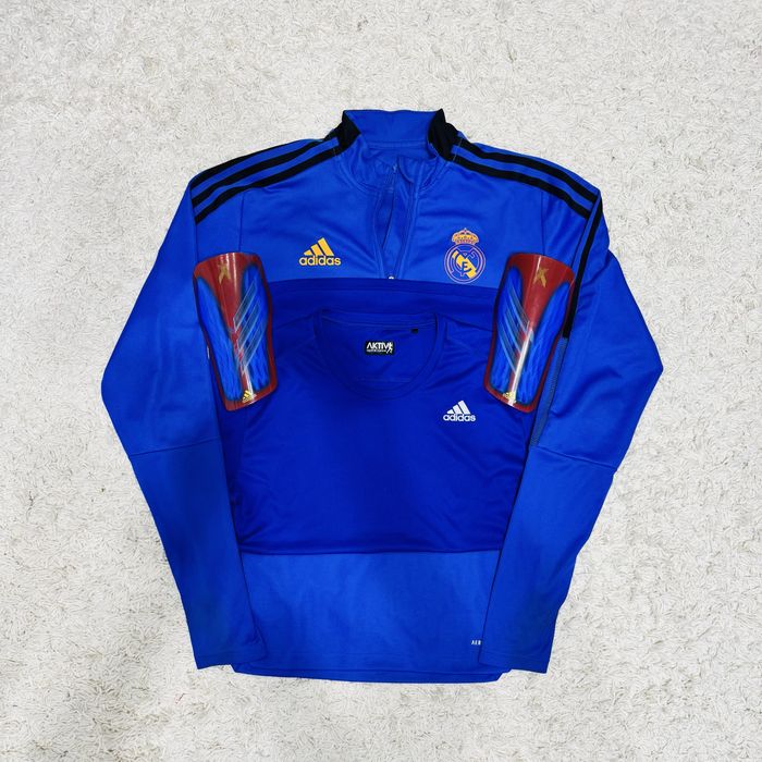 Синий комплект Adidas и футбольная форма Manchester United