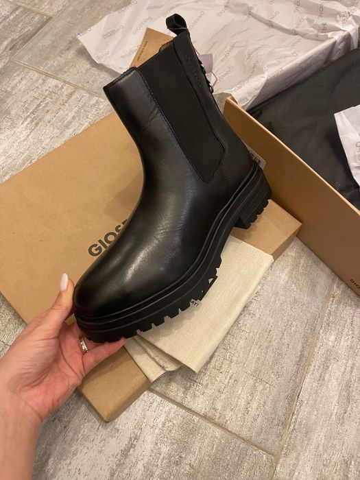 Ghete de piele noi Gioseppo