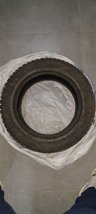 Продам зимнюю шипованую резину 205/55/16