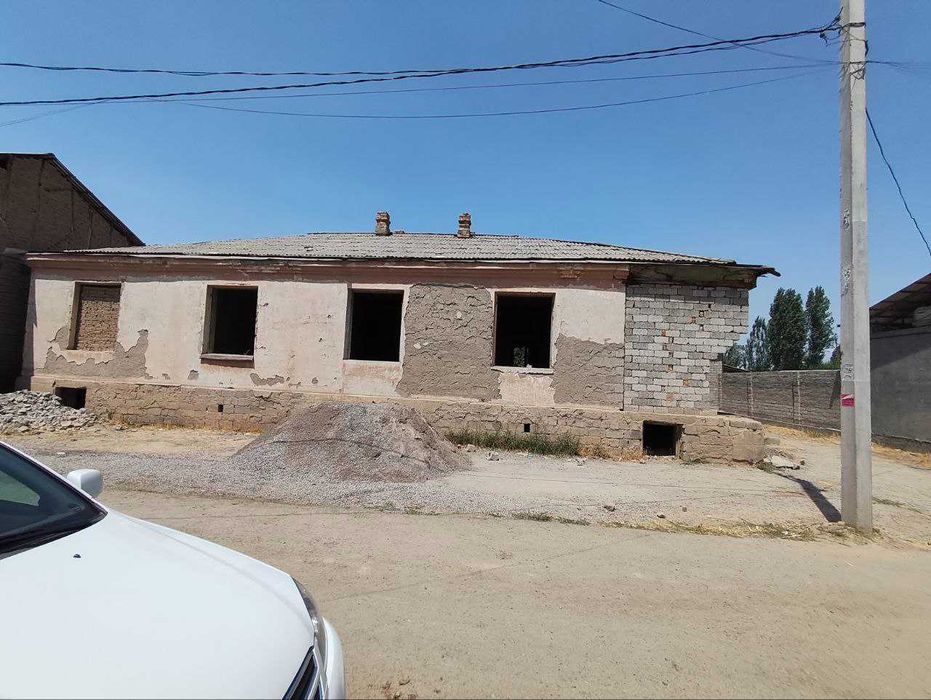 Ер уй сотилади, 3 та уй курса булади, 7 сотих, Иппадромга 8 км.