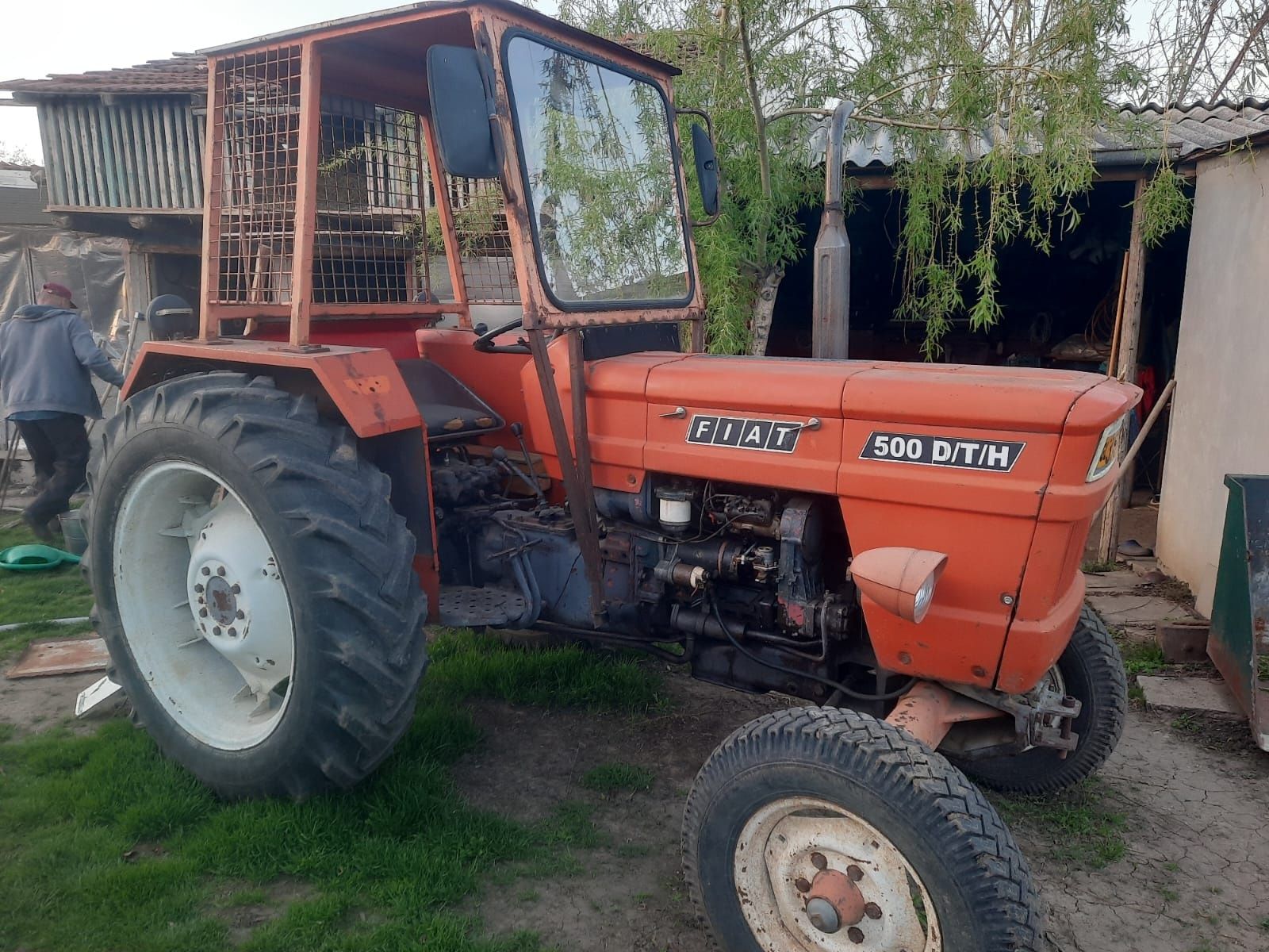 Vând tractor fiat 500