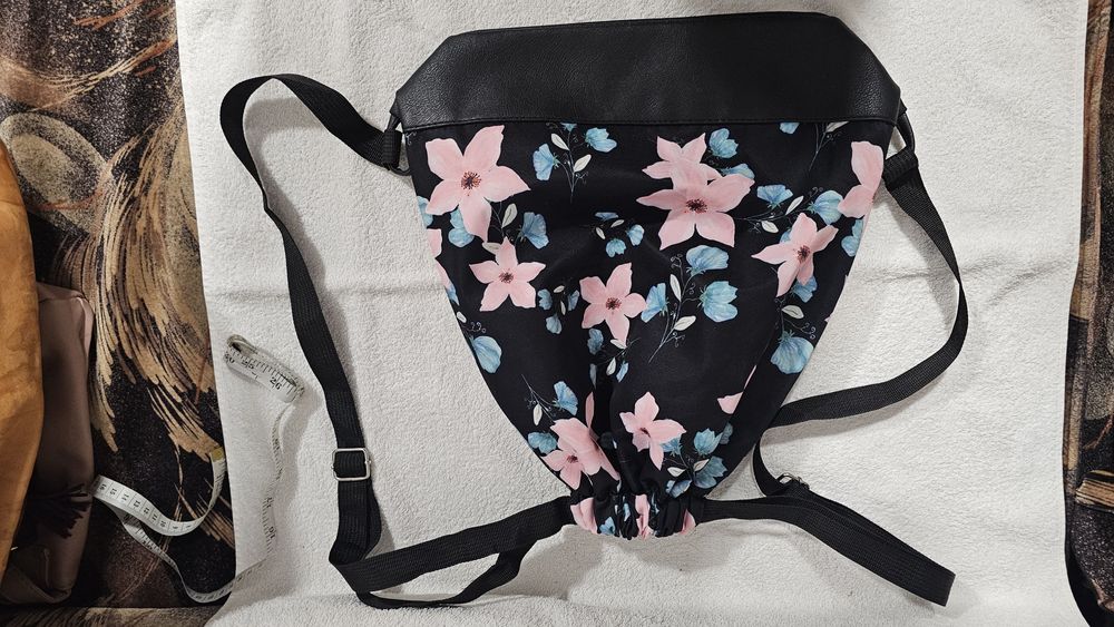 Rucsac negru cu model floral
