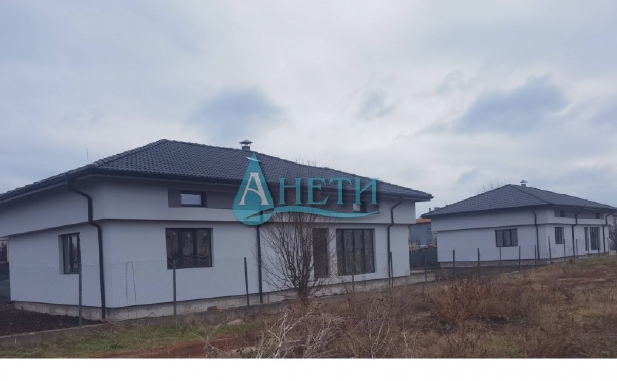 Едноетажна къща 160 м2 с двор в гр.Костинброд, кв.Зора. Отлична