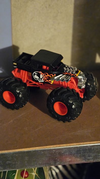 Монстър трак на hot wheels