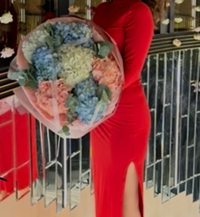 Платья красный.