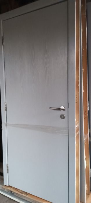Продавам кафява алуминиева врата размери на самата снимка и две интери