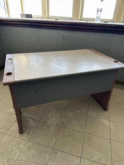 Стабилно и здраво бюро 130х80см , налични 10 бр