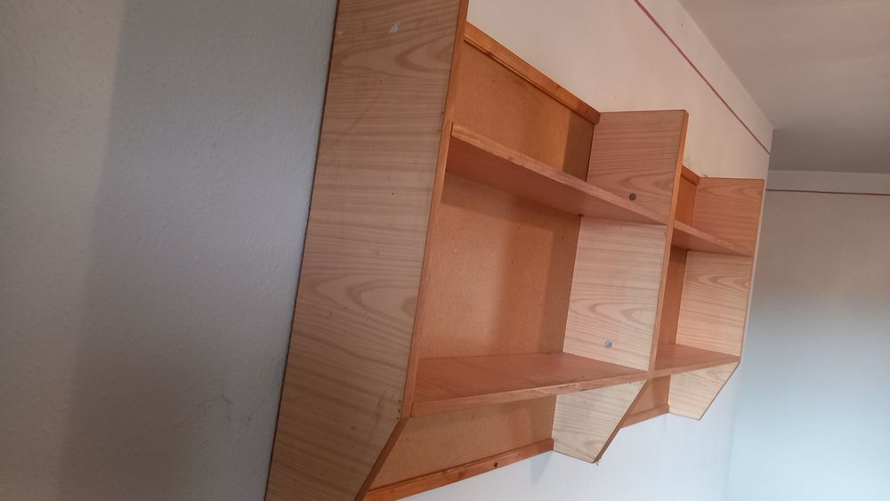 Vand 2 etajere perete cu rafturi din lemn,stare f bună,frumoase