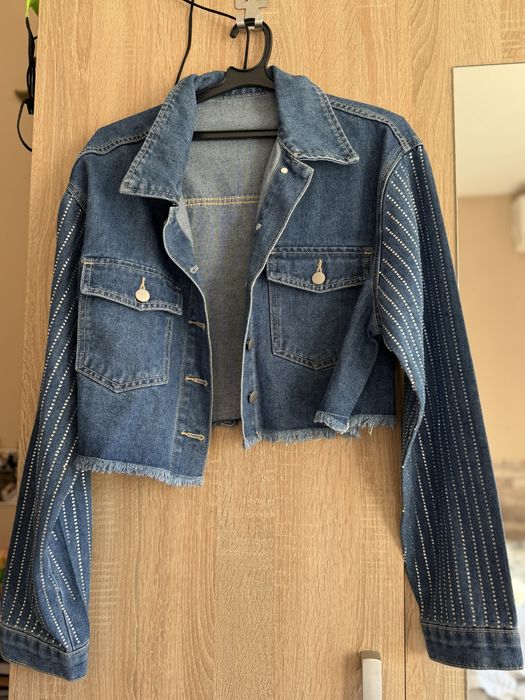 Дънково яке късо с камъчета, черно кожено яке с бели елементи