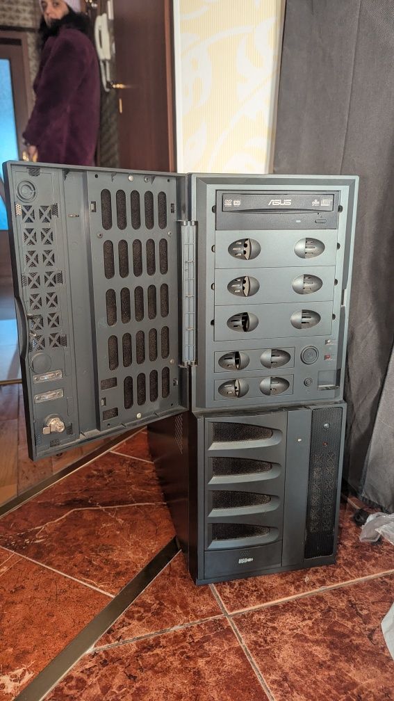 Сървърен компютърен кейс Spire, 4gb ram, 700 W захранване, 4 ядрен про