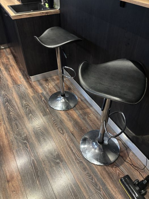 Продавам бар столове 2 бр