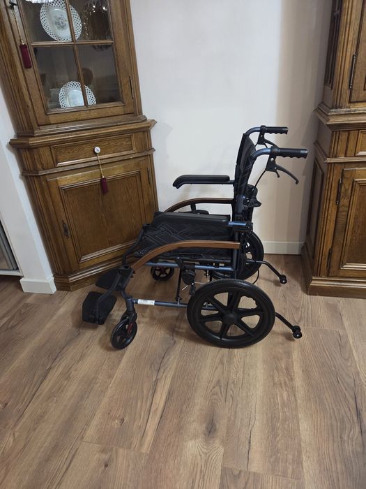 Scaun cu rotile (fotoliu rulant) ultrausor din aluminiu