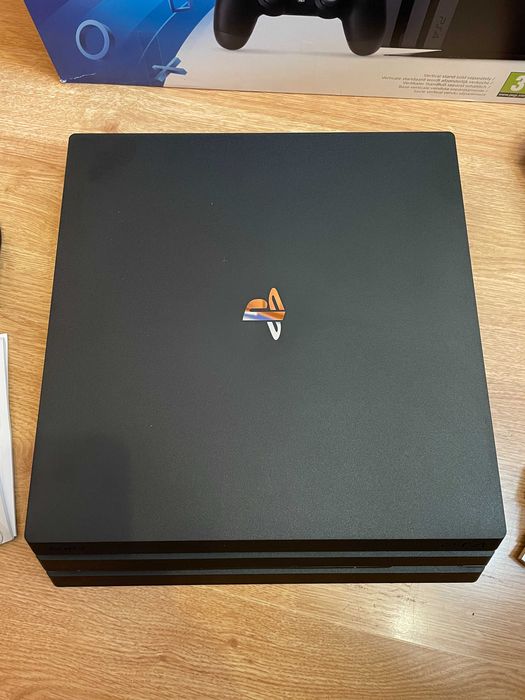 PlayStation 4 PRO 1TB, два джойстика, 5 игри, оригинална опаковка