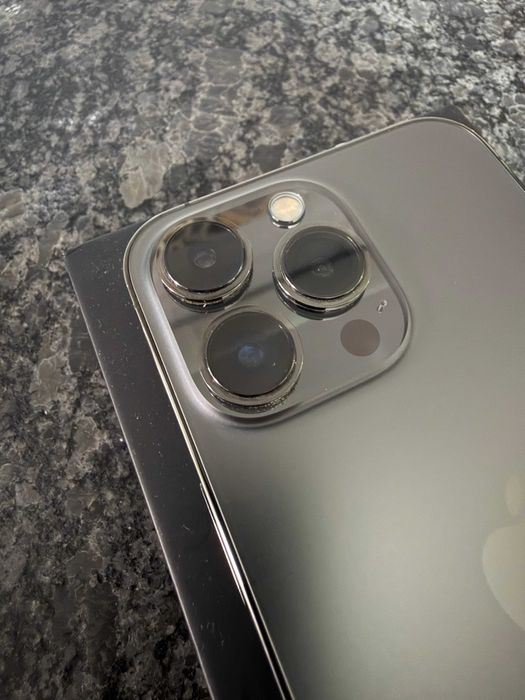 iPhone 13 Pro - отлично състояние/нов протектор