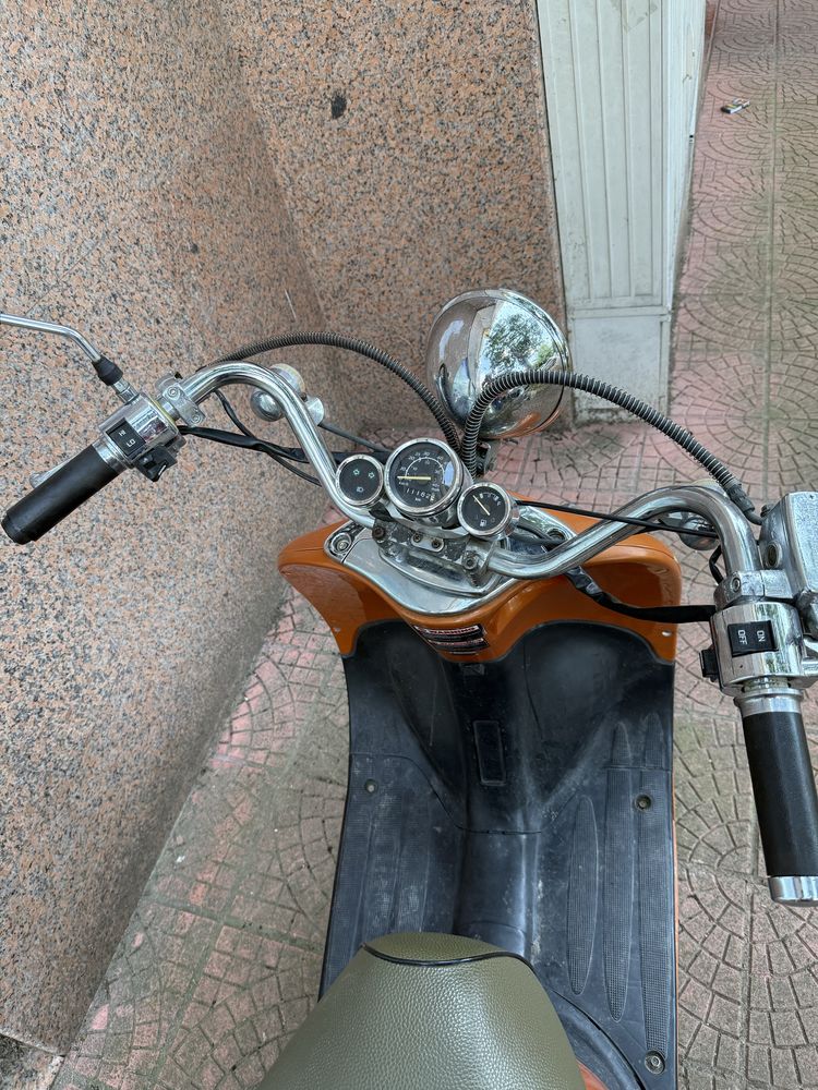 Продавам скутер vespa 50 куб чопър