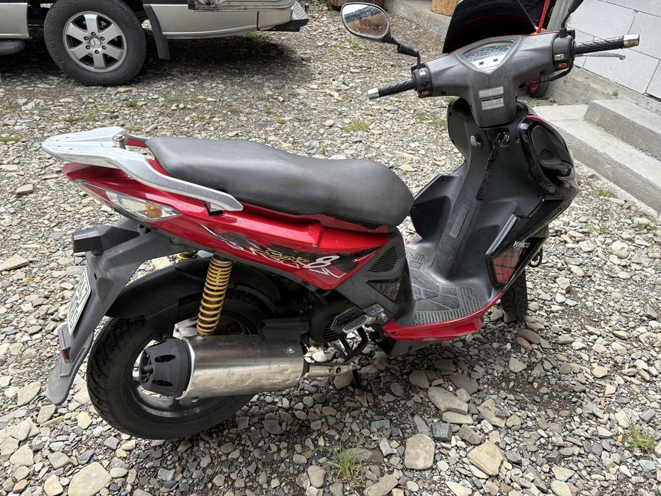 Vand diferite scutere de 125 si 49