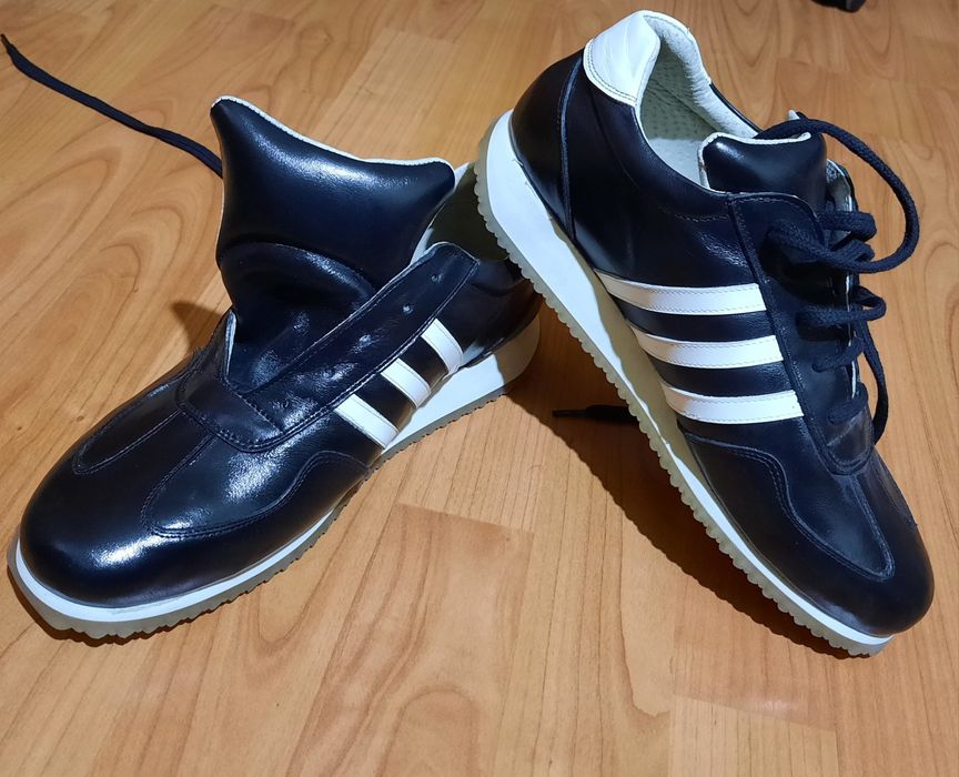 Adidași din piele confecționați manual