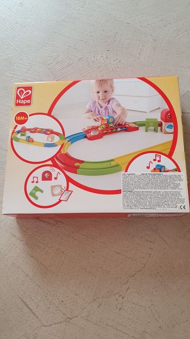 Set de joacă Hape – Șină de tren senzorială (18 luni+) Nou, în cuti