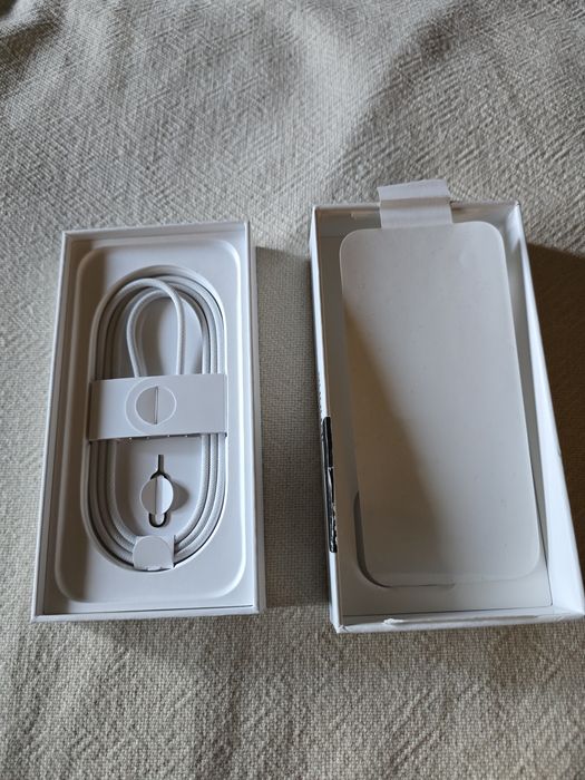 Продавам iphone 16 pro 256GB