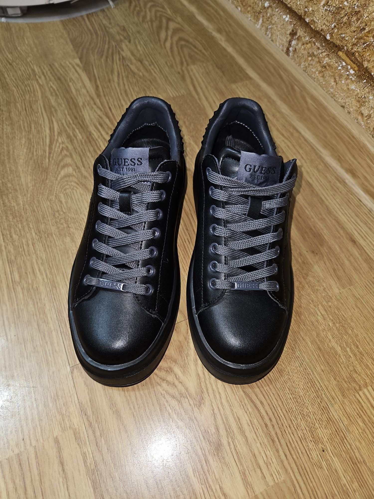 Vând sneakers GUESS, mărimea 37