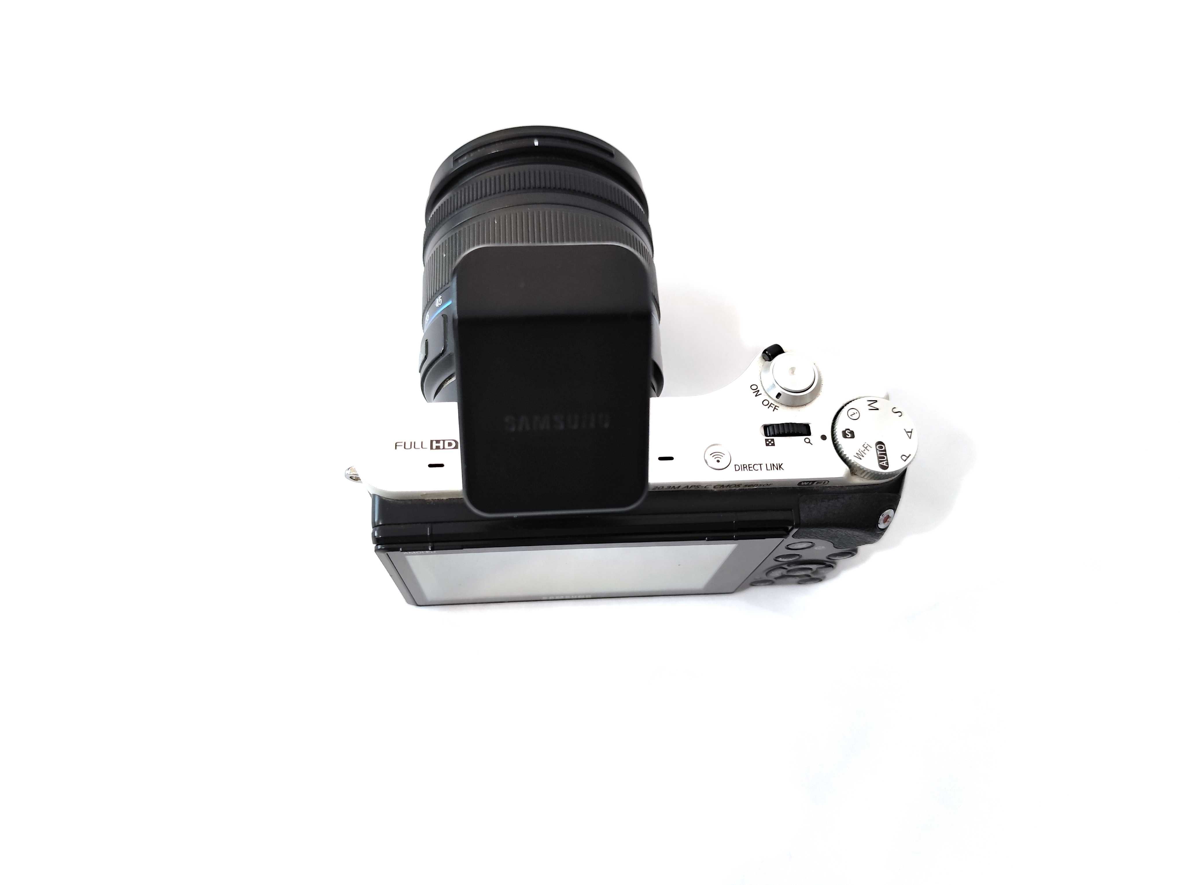 Фотоапарат Samsung NX300M - 20.3 mp, отлично състояние, малък статив