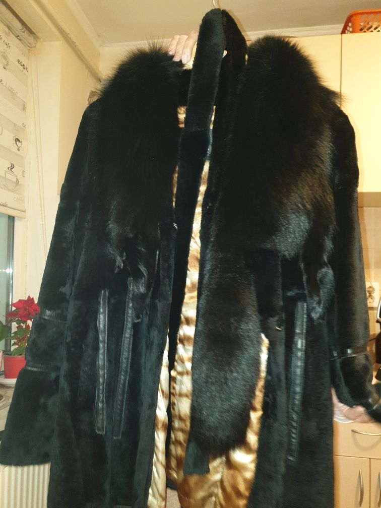 Vând haina de  blană de vulpe naturala,neagra, în stare foarte bună