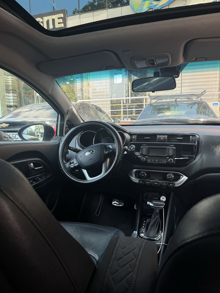 Kia rio 2012 yil holati ideal oʻzim haydagan moshina.Kraska toza