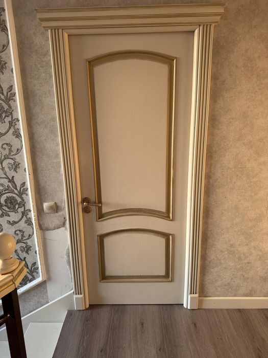 Двери дерево массив б/у