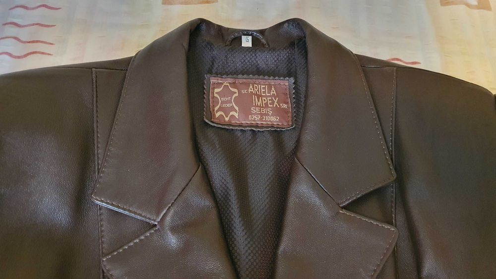 Vând haină de damă din piele naturală maro, românească, NEPURTATĂ