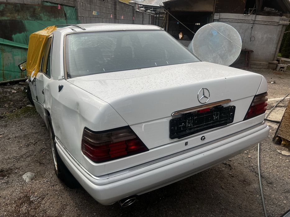 Продам мерс 124 (аварийный) 1994г. V-2.2  с документами