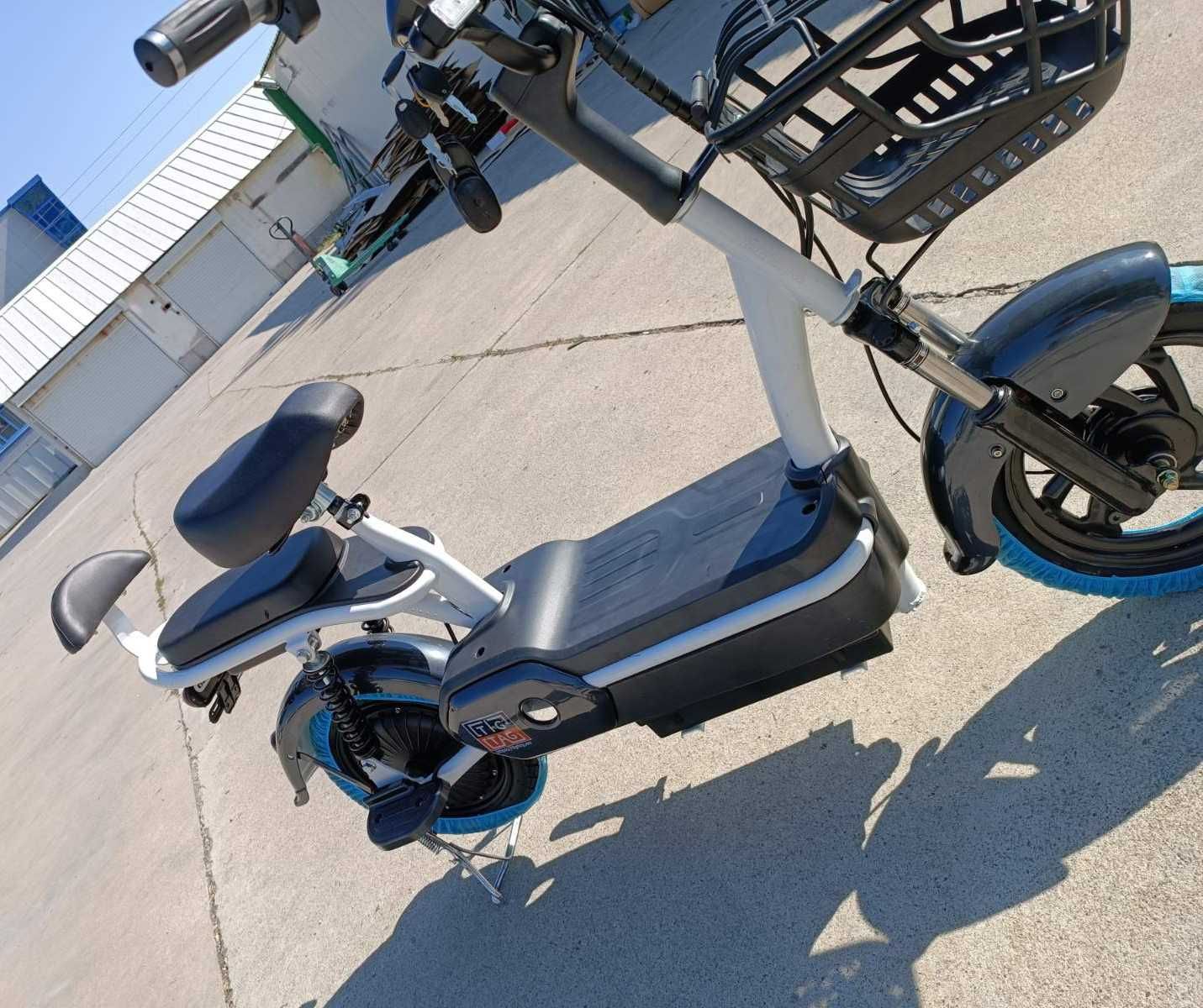 Скутер с възможност и на изплащане модел B12 тъмно сив