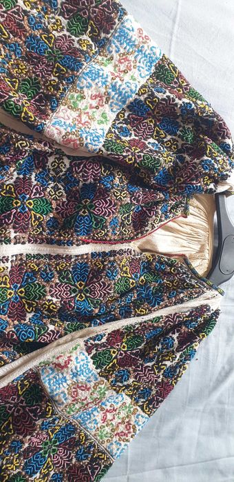 Ie tradițională brodata cu mărgele si paiete, model deosebit