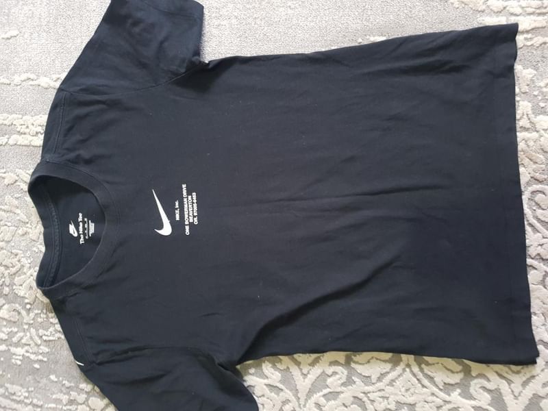 Vand tricou Nike Swoosh