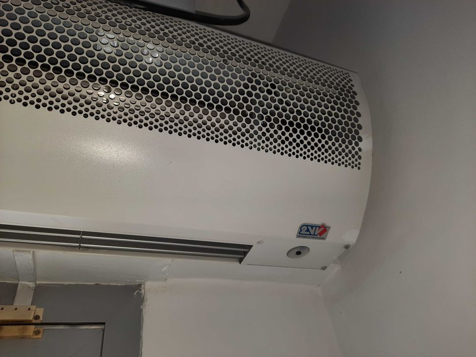 Perdea de aer si raft paine