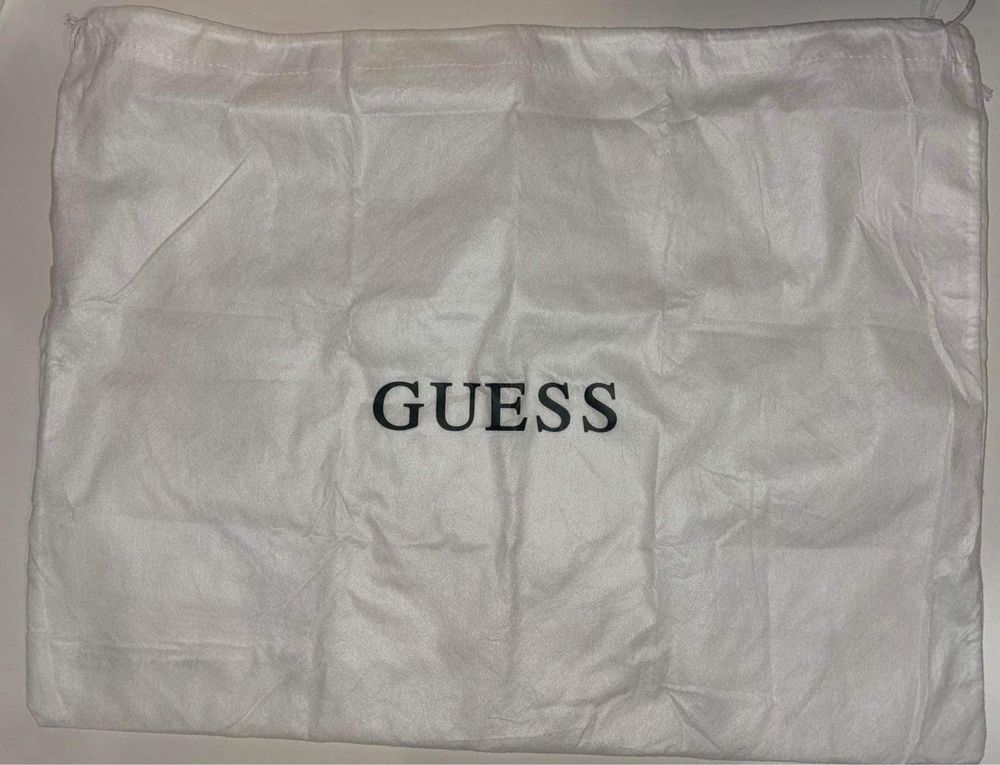 Чанта на Guess