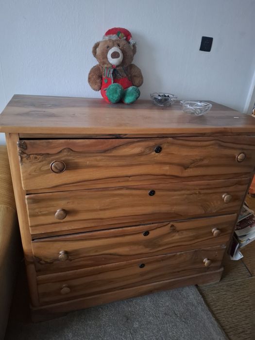 Продавам  орехов скрин с 4 големи и дълбоки чекмеджета