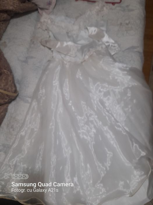Rochie de mireasa eleganta curata purtata doar o singura data cu manue