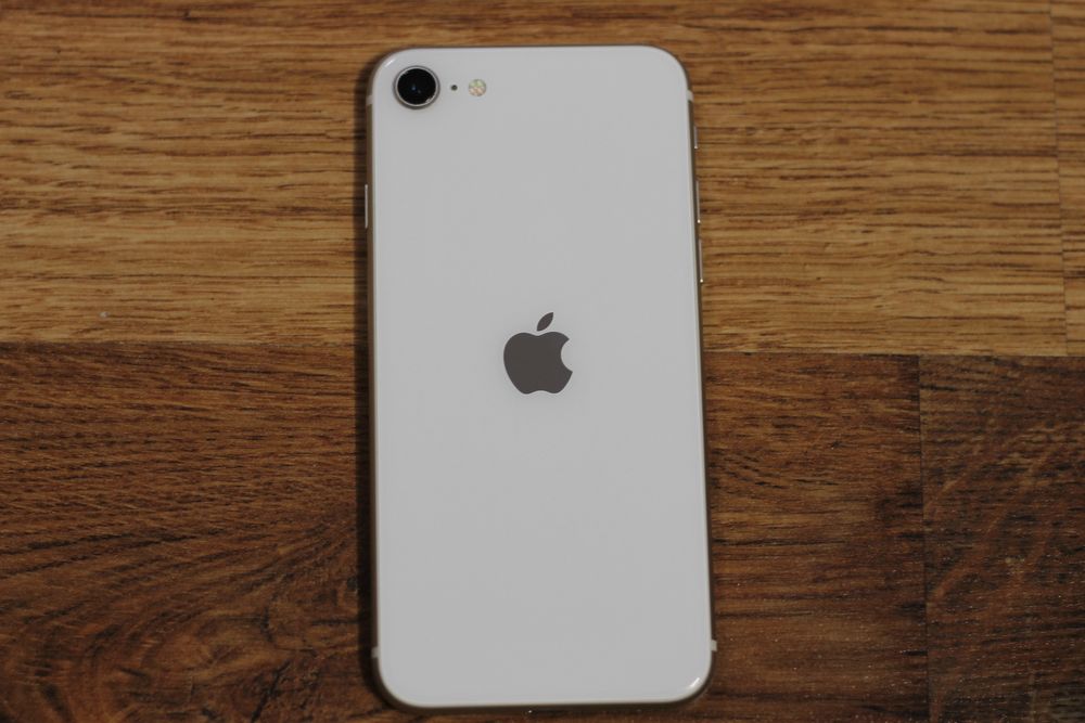 iPhone SE 3 – Бял, 64GB | Отлично състояние + оригинален кабел