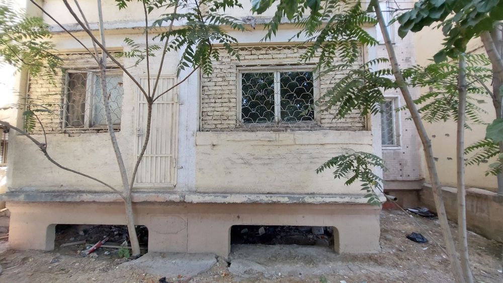 4/1/5 (1 этаж). Сергели 4. Квартира 90 м², без ремонта, торец.