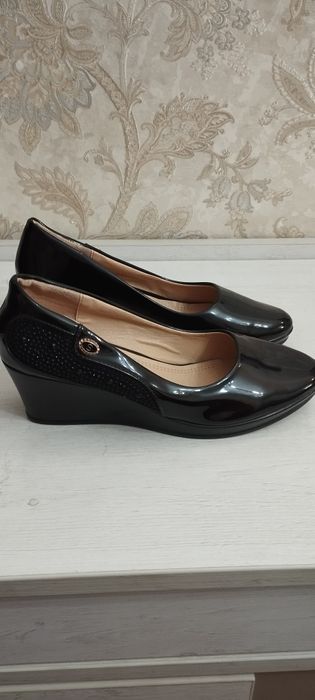Новые черные туфли