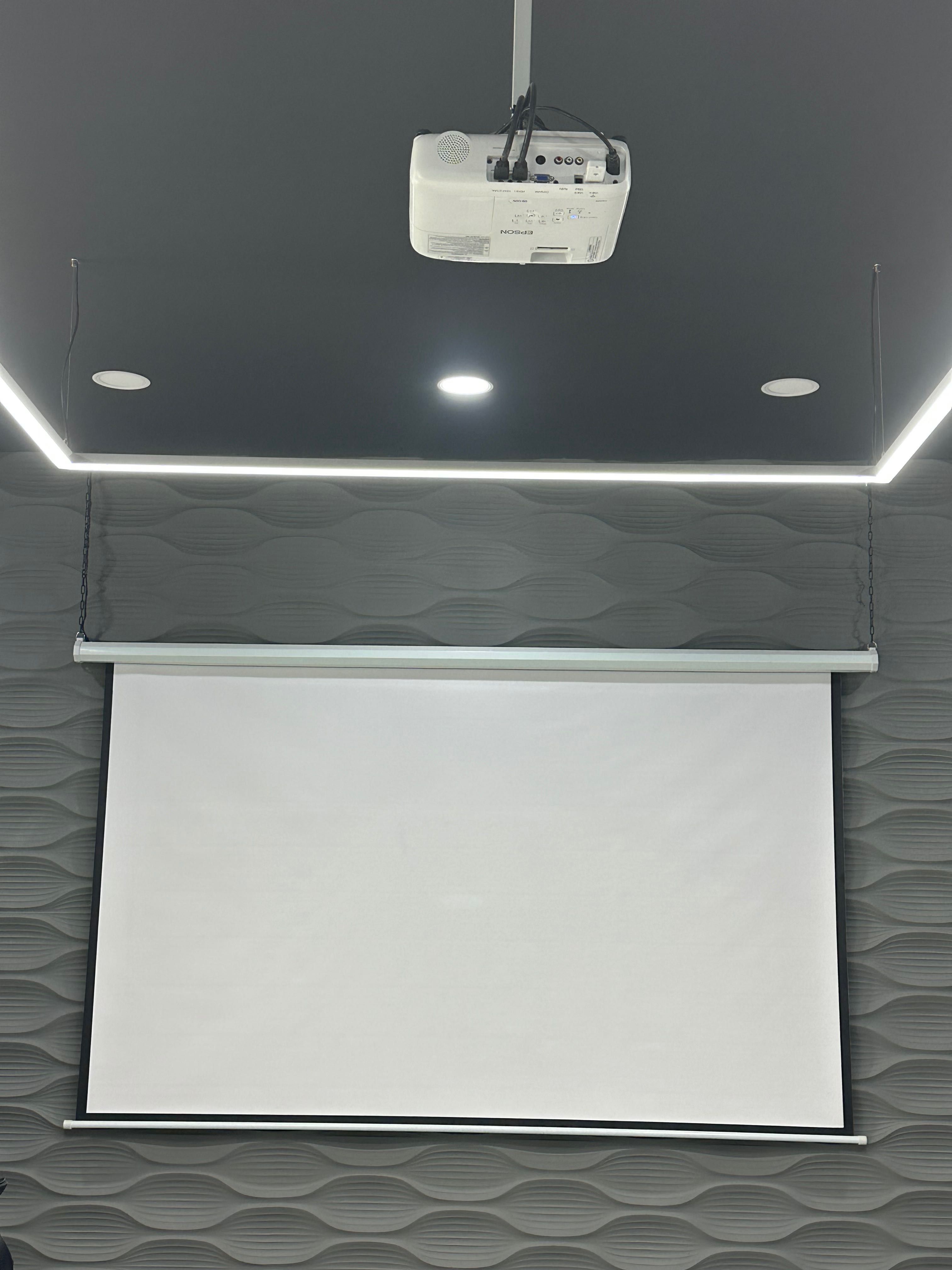 Проектор Epson EB-U05 + экран автоматический 2,4х1,5