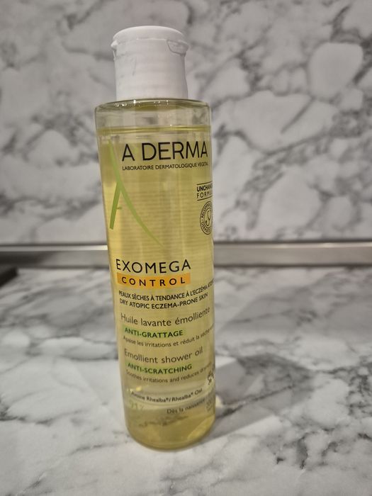 Подложка за вана + халат + хигиеннен продукт A-Derma