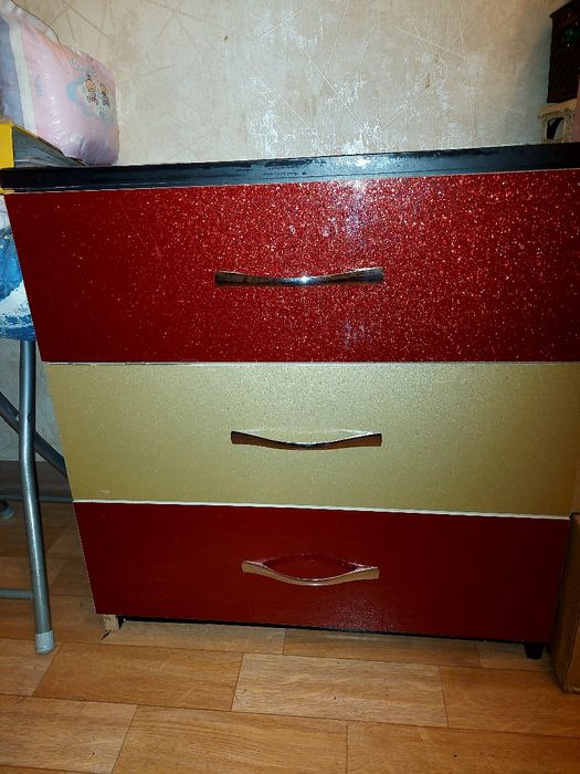 Продам комод с выдвижными ящиками