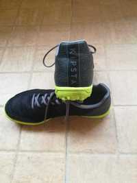 Детски обувки за футбол KIPSTA номер 36 и кори за футбол KIPSTA