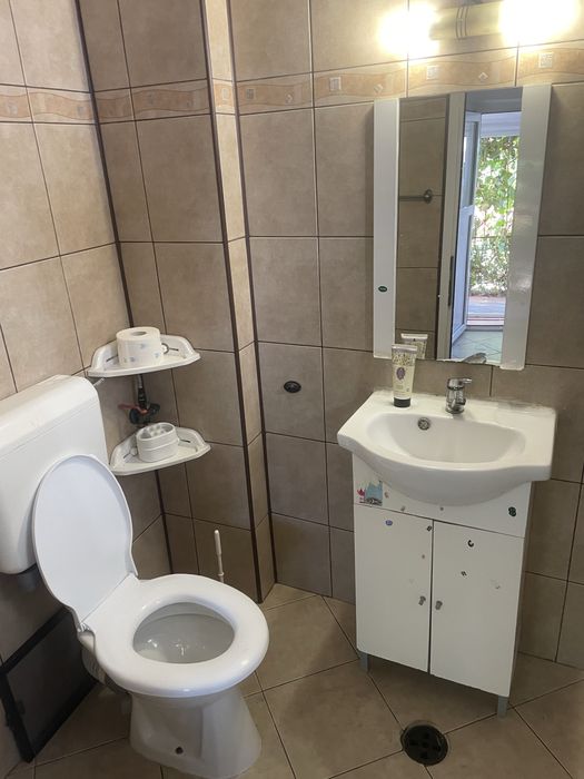 Inchiriez camere la curte