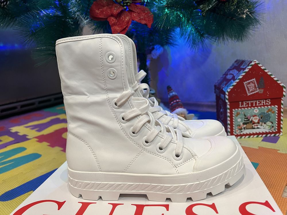 Нови! Оригинални боти Guess 37